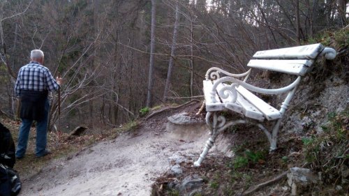 ...  globel pod klopco je pregloboka in ogroža tudi stabilnost klopce